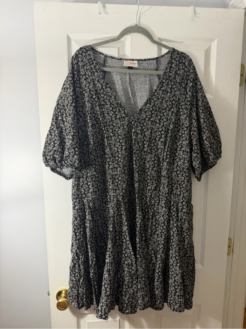 Universal Thread Black Floral V-Neck Women's Dress